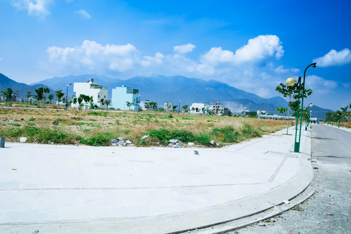 Ông Lê Huy Toàn bị khởi tố về tội danh Thiếu trách nhiệm gây hậu quả nghiêm trọng. Cán bộ này có liên quan đến sai phạm đất đai tại dự án khu đô thị Hoàng Long (do Công ty TNHH MTV Đầu tư xây dựng và địa chất UPGC làm chủ đầu tư). Ảnh: Khudothihoanglong.