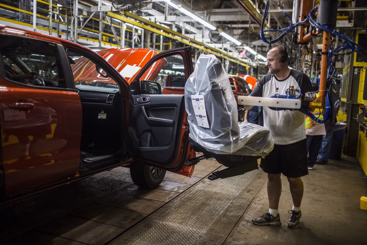  Ford Ranger 2019 bản Mỹ dùng động cơ bốn xi-lanh EcoBoost, dung tích 2.3L cho công suất 270 mã lực (201 kW) và mô-men xoắn cực đại 419 Nm. Xe trang bị hộp số tự động 10 cấp, tùy chọn dẫn động bốn bánh toàn thời gian. Tổng trọng lượng xe lên tới 3.410 kg.