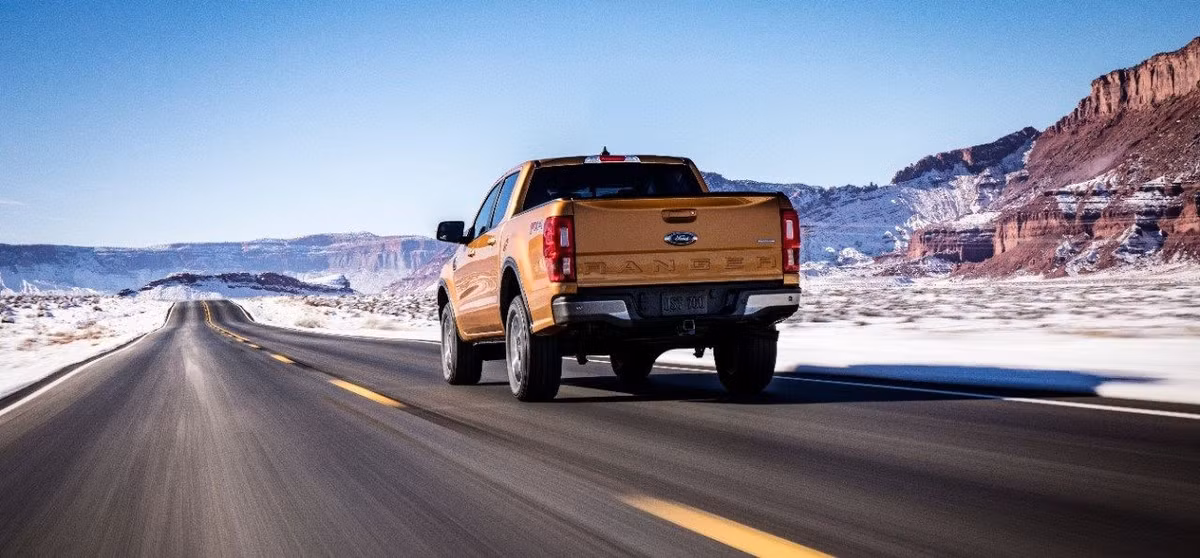 Ford Ranger XL 2019 bản cơ sở có giá khởi điểm 24.300 USD, được trang bị nghèo nàn với ghế ngồi bọc vải, hệ thống âm thanh bốn loa, cụm lưới tản nhiệt và cản trước màu đen.