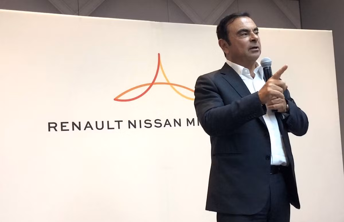 Năm 2016, sau khi Nissan mua lại 34% cổ phần của Mitsubishi Motors, ông Ghosn cùng lúc đảm nhiệm 3 chức vụ chủ tịch và CEO của Renault, chủ tịch của Nissan và chủ tịch của Mitsubishi. Ảnh: Inside EVs.