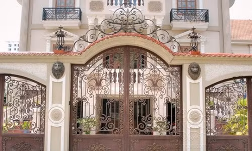 Mẫu cổng sắt 2 cánh cho cổng chính và 2 cửa phụ tiện lợi. Ảnh: Camnanglamnha.