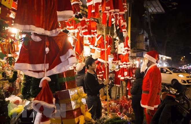 Các sản phẩm trang trí Noel năm nay khá đa dạng về mẫu mã và kiểu dáng như: bóng treo, ông già Noel, quần áo...Ảnh: TTXVN.