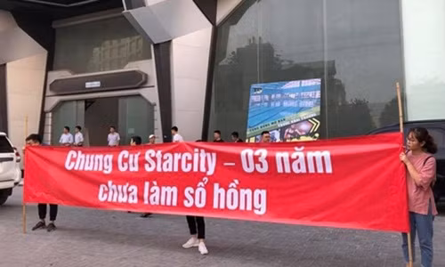 Cụ thể, cư dân chung cư đã chuyển về sinh sống từ cuối năm 2014. Tuy nhiên đến thời điểm tháng 5/2018, các hộ dân vẫn chưa được cấp sổ hồng. Ảnh: Vietnamfinance.