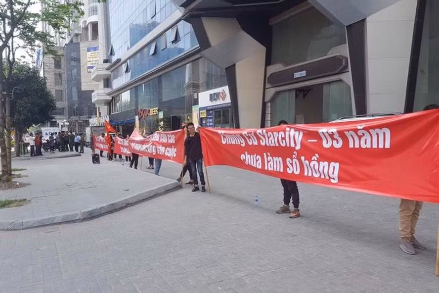 Không những thế, theo phản ánh trên báo Lao động, ngày 7/5/2018, gần 100 cư dân toà chung cư StarCity đã xuống sảnh trước tòa nhà căng băng rôn đòi đòi chủ đầu tư làm giấy chứng nhận quyền sở hữu nhà ở (sổ hồng). Ảnh: Lao động.