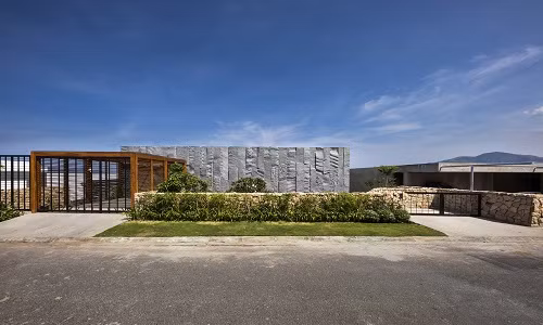 Nằm trải mình trên một ngọn đồi ở thành phố Nha Trang, biệt thự nghỉ dưỡng Stone House sở hữu tầm nhìn hướng ra biển và những ngọn núi xung quanh.