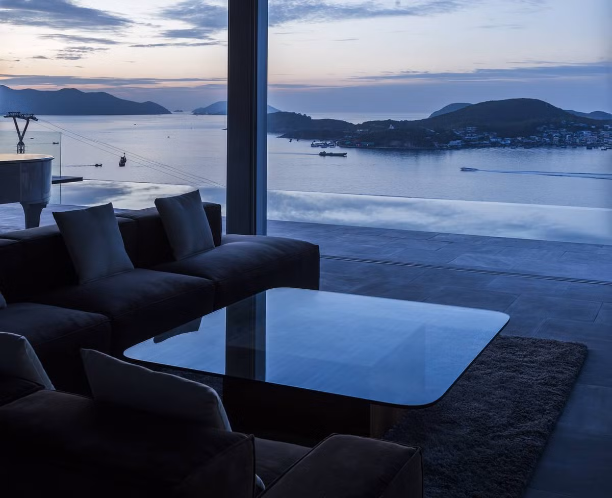 Khung cảnh bên ngoài biệt thự biển ở Nha Trang mà cứ ngỡ như ở trời Tây. Nguồn ảnh: Archdaily.