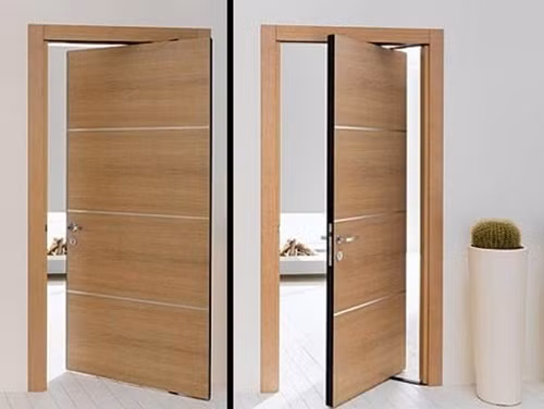 Cửa hai chiều là ý tưởng hoàn hảo cho không gian chật hẹp. Cánh cửa được cố định bởi một trục quay sẽ không chiếm quá nhiều diện tích.