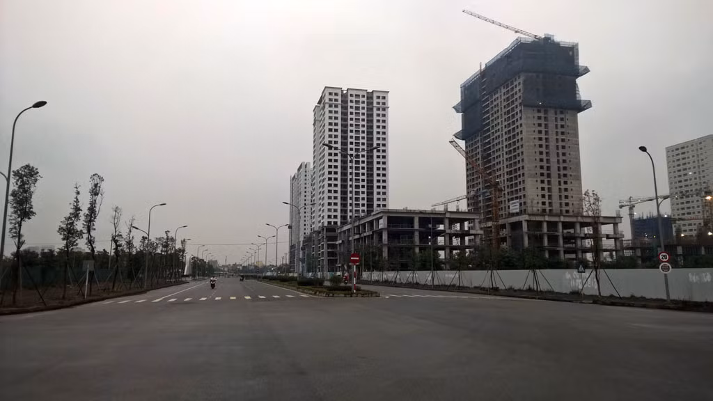 Đường Nguyễn Văn Huyên kéo dài được thông xe năm 2015, có chiều dài hơn 500 m với tổng mức đầu tư hơn 969 tỷ đồng (trung bình gần 2 tỷ đồng/m). Ảnh: Newsland.