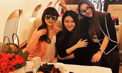 Christina Lee, con của một đại gia Trung Quốc, mời bạn đi chơi bằng phi cơ riêng.