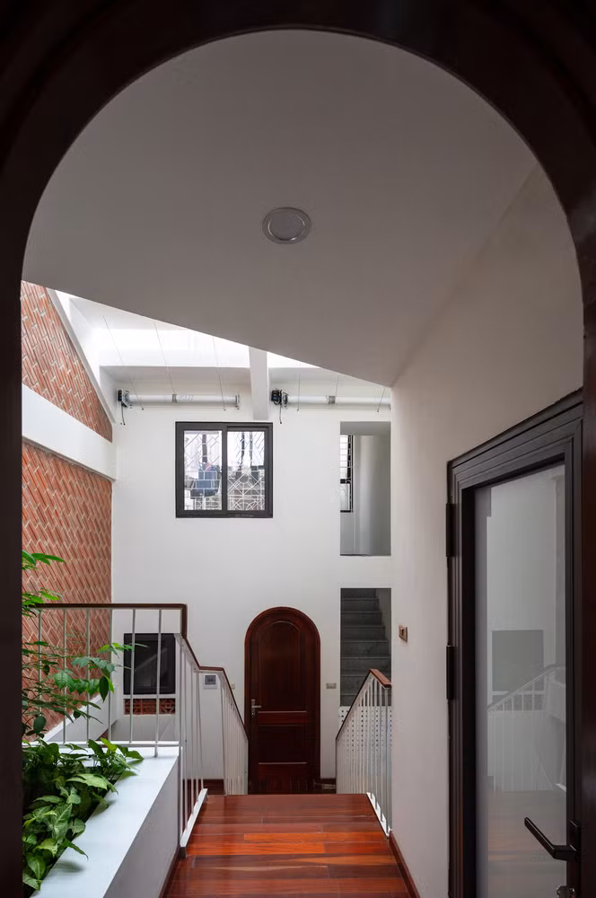 Thiết kế lệch tầng vừa giúp kết nối các tầng với nhau, vừa loại bỏ cảm giác nhiều tầng của nhà phố.