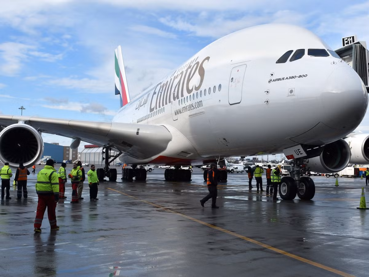 Đường bay thẳng từ Auckland (New Zealand) - Dubai (8.820 dặm) sử dụng máy bay Airbus A380 của hãng hàng không Emirates.