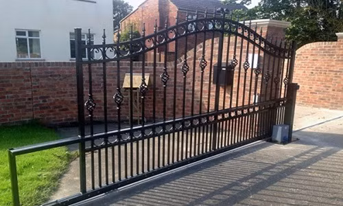Đơn giản và hiện đại là giá trị của mẫu cửa lùa sắt, giúp ngôi nhà thêm phần nổi bật và ấn tượng. Ảnh: Cuasatdongduongdn.