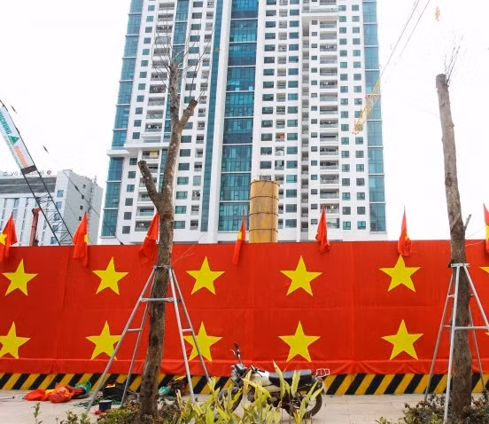 Nhà thầu một công trình đang thi công trên đường Nguyễn Trãi (Hà Nội) dán cờ đỏ sao vàng kín tường rào cổ vũ đội tuyển U23 Việt Nam. Ảnh: Saostar.