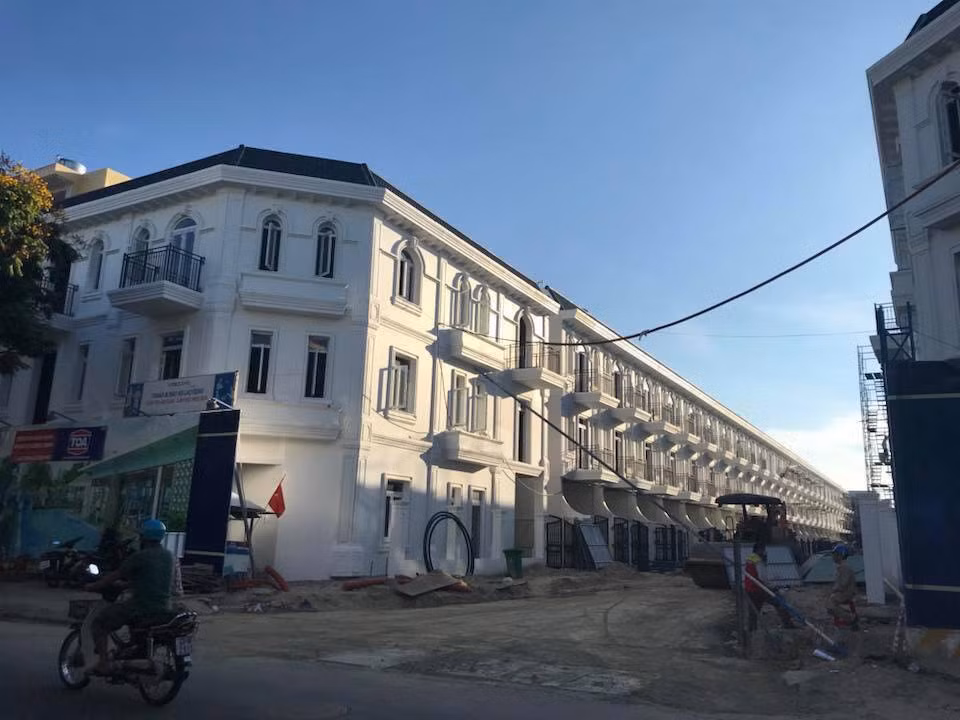 Dự án nhà phố Phú Gia Compound đang gấp rút để hoàn thiện. Ảnh: FB Nguyễn Thanh Sang.
