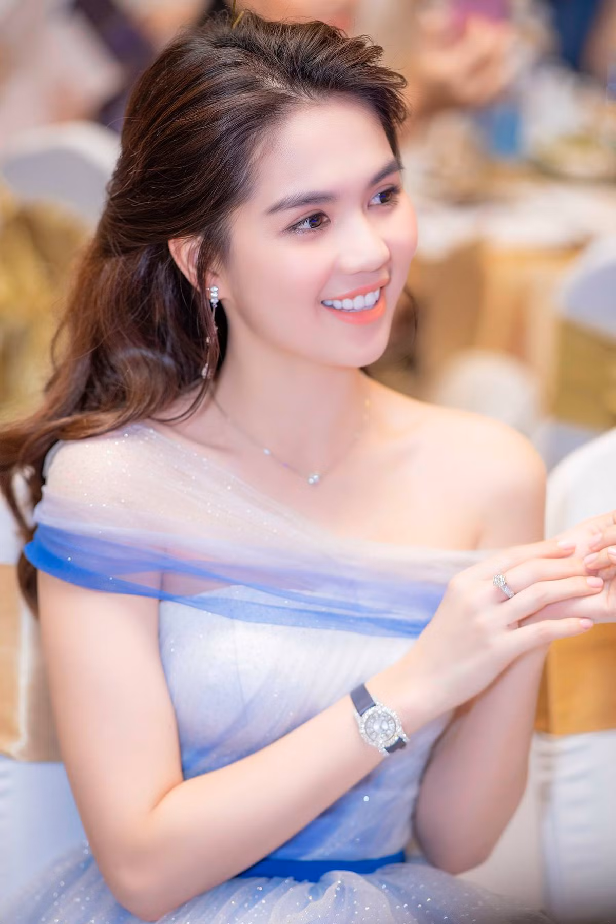 Xuất hiện nổi bật trong một sự kiện tại TP HCM, nữ hoàng nội y Ngọc Trinh gây chú ý với chiếc đồng hồ nạm kim cương trị giá hơn 1 tỷ đồng. Ảnh: Dân Việt.
