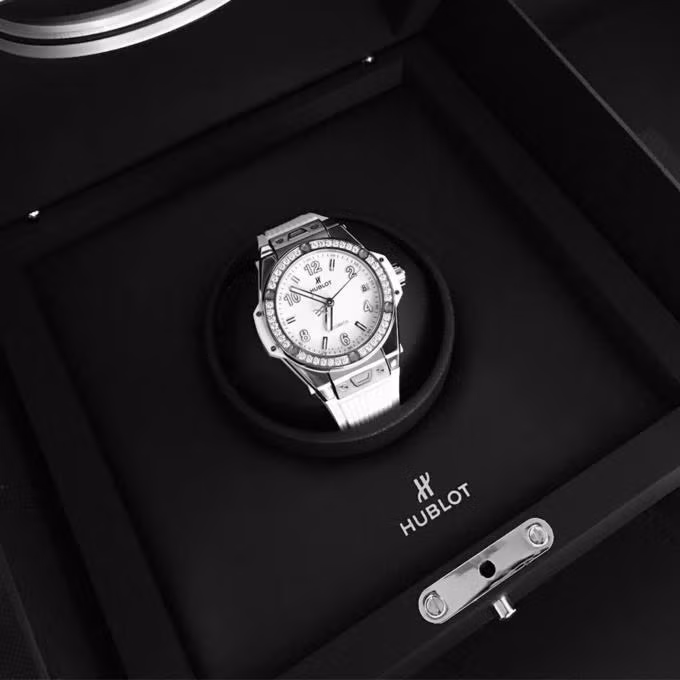 Một chiếc đồng hồ Hublot phiên bản màu trắng trị giá khoảng 300 triệu đồng của Ngọc Trinh. Ảnh: Thegioitre.