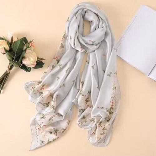 Trên diễn đàn, nhiều bậc phụ huynh gợi ý khăn lụa tơ tằm làm quà tặng 20/11. Một chiếc khăn sẽ mang lại cảm giác ấm áp và thời trang trong tiết trời se lạnh ở miền Bắc. Ảnh: FB Mai Thu Thủy.