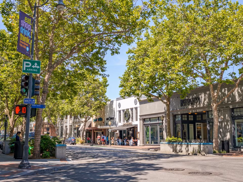Bang California hiện là bang đông dân và giàu có nhất tại Mỹ. Trong đó, giá nhà đất tại hạt Santa Clara (thành phố Palo Alto, California) trong năm 2018 luôn dao động quanh mức 3,7 triệu USD.