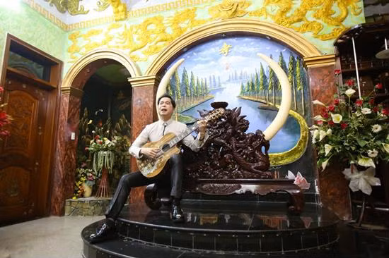 Được biết, toàn bộ phần nội thất bên trong đều làm bằng những loại gỗ quý hiếm, gia công cầu kỳ, tỉ mỉ. Nhiều họa tiết trên tường được trang trí theo hình rồng phượng, dát vàng xa xỉ.