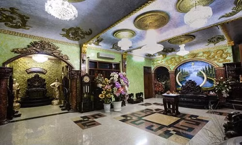 Dinh cơ đồ sộ được thiết kế theo đúng phong cách kì lạ của chủ nhân. Diện tích căn biệt thự có thể chứa tới 200 vị khách và được nam ca sỹ dành riêng để tiếp đón những người bạn thân thiết.
