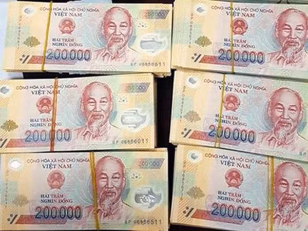 Chao nghiêng tờ tiền, kiểm tra mực đổi màu. Mực đổi màu chỉ có ở ba mệnh giá 500.000 đồng, 200.000 đồng và 100.000 đồng, khi quan sát sẽ thấy mực chuyển từ màu vàng sang màu xanh lá cây hoặc ngược lại.