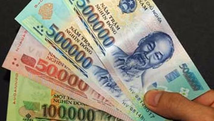 Đối với tiền giả, khi vuốt nhẹ sẽ có cảm giác trơn lì, không nhám ráp như ở tiền thật hoặc có cảm giác gợn tay do vết dập trên nền giấy, không phải do độ nổi của nét in.