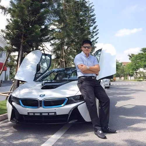Sơn Tùng đang đảm nhiệm chức vụ Phó Tổng Giám đốc Tập đoàn Bảo Tín và là một trong những thành viên nổi trội trong giới siêu xe tại Việt Nam. Ảnh: Bestie.