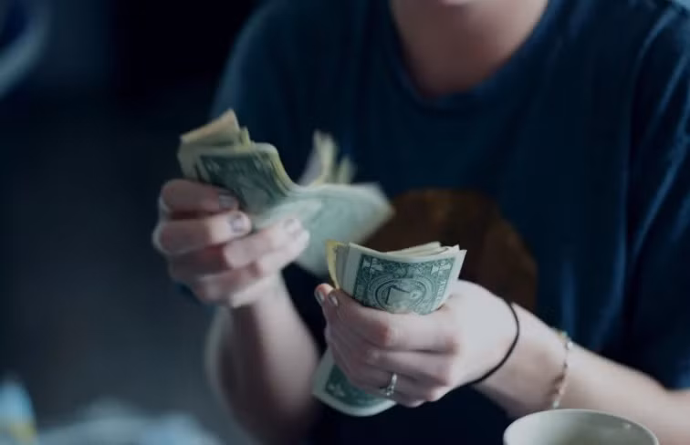 Bỏ thói quen chi tiêu bằng thẻ tín dụng bởi việc này bởi nó khiến cho việc tiết kiệm tiền của bạn gần như là bất khả thi. Thay vào đó chỉ thanh toán bằng tiền mặt.