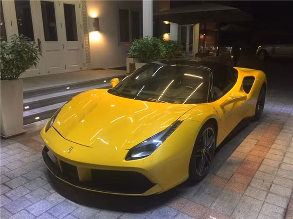 Phan Thành "bạo tay" vung tiền tậu các xế khủng như Lexus GX570, Ferrari 458, Roll Royce Phantom, Bentley...Ảnh: Thethaovanhoa.