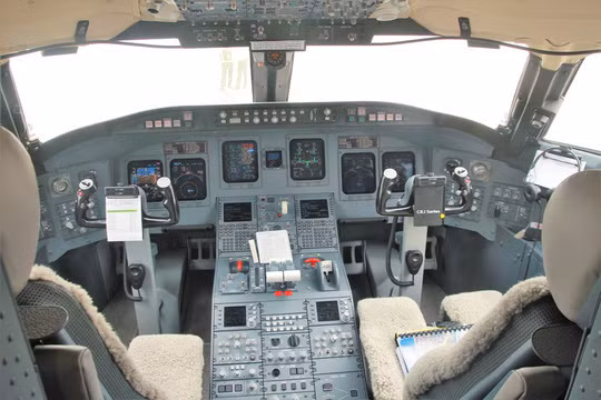 Phía trong buồng lái máy bay Bombardier. Ảnh: NLĐ.