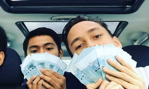 Mỗi lần rong chơi là các cậu ấm phải tiêu cả sấp tiền thế này. Ảnh: Instagram.