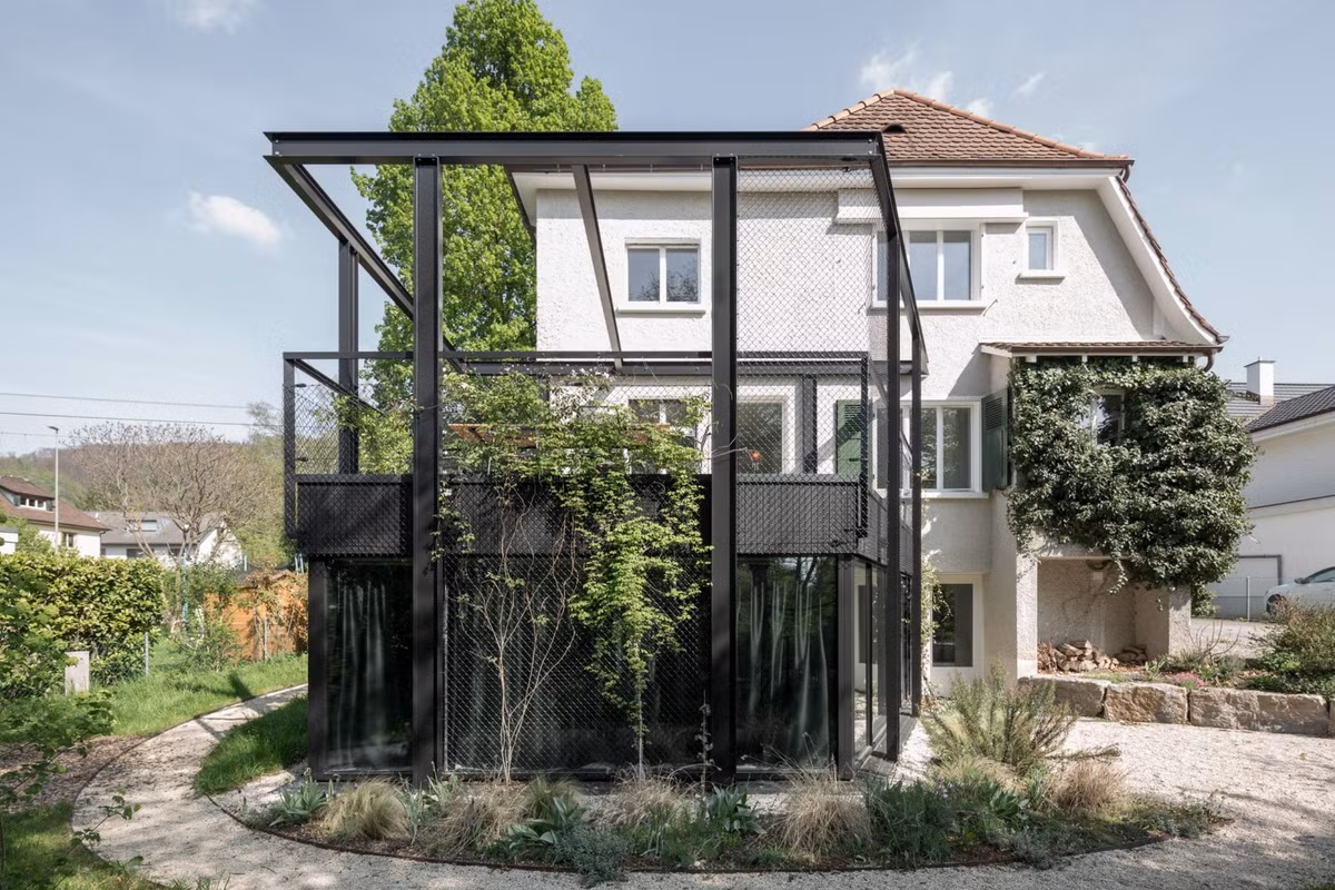 Vì vậy, nhóm thiết kế HHF Architects đã tạo thêm một khối nhà 2 tầng độc đáo ở khoảng vườn trước.