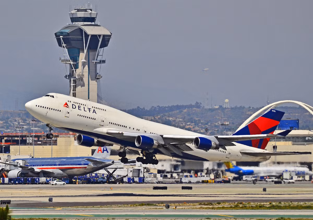 Sân bay quốc tế Los Angeles (84,6 triệu lượt khách) có 4 đường cất hạ cánh dài: 3382 m, 3135 m, 2720 m và 3382 m.