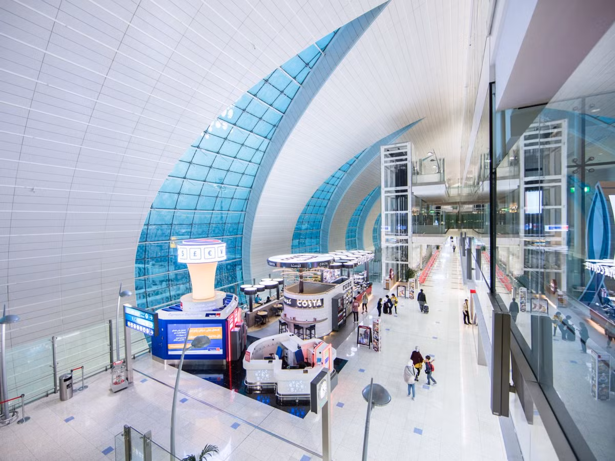 Sân bay quốc tế Dubai ghi nhận 88,2 triệu hành khách trong năm 2017. Sân bay nằm ở quận Al Garhoud và trải rộng trên diện tích 1.200 ha.