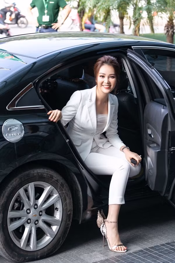 Á hậu Việt Nam 2008 cho biết, đây là lần đầu tiên cô gặp tai nạn khi đang dẫn trực tiếp. Những lần trước, cô chỉ gặp tình huống mất chữ trước mặt hoặc lên sóng mà chưa có kịch bản.
