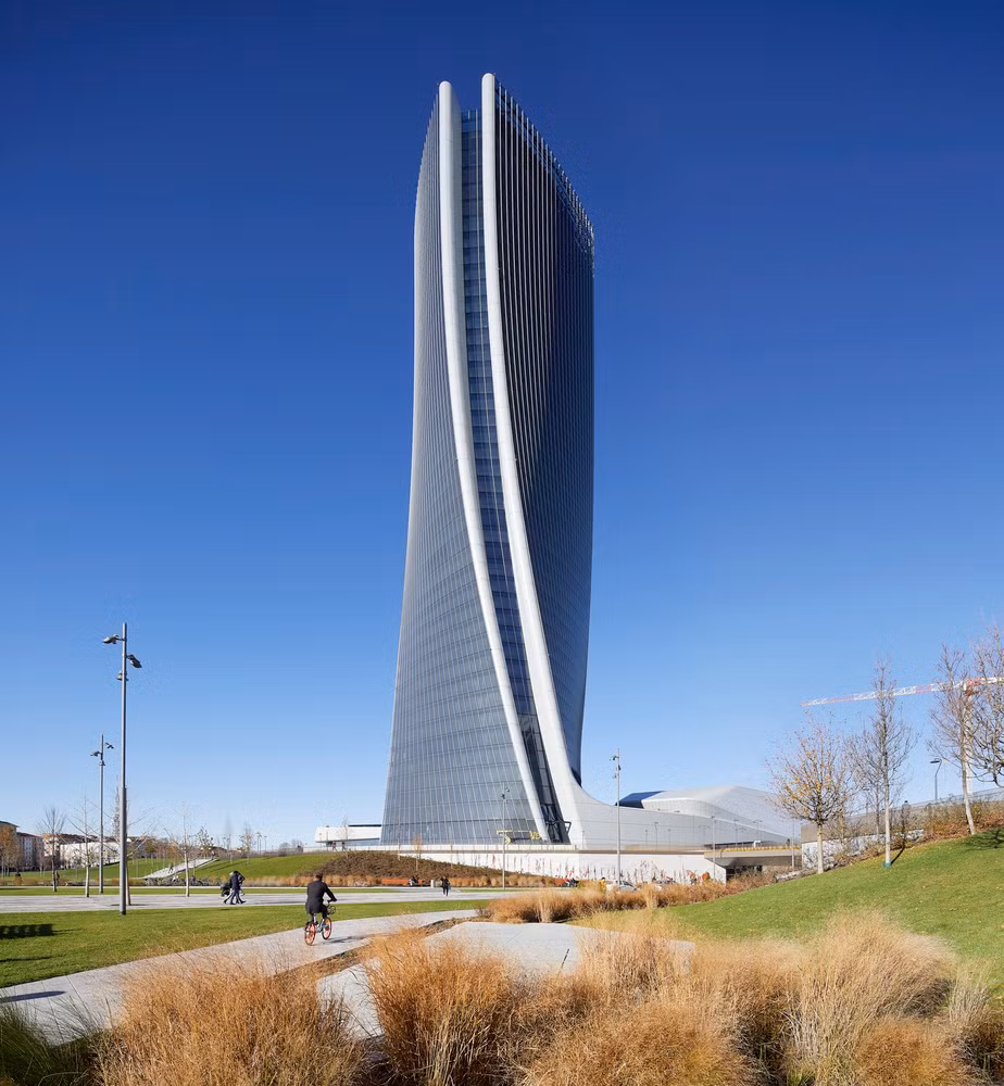 Tòa nhà Generali Tower (Milan, Italy) ấn tượng với hình dáng cong vênh, trong đó cả kích thước sàn và hướng của chúng thay đổi dọc theo trục tháp.