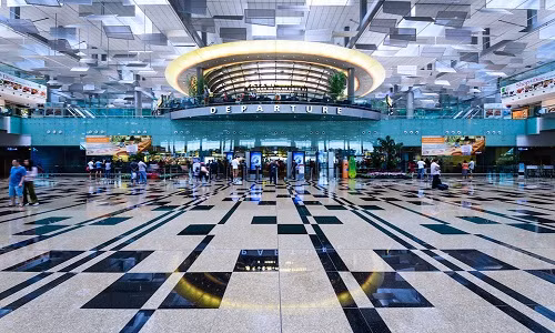 Sân bay Quốc tế Changi (Singapore) đưa khách hàng tới hơn 200 điểm đến trên toàn thế giới, với 5.000 lượt đến và đi/tuần của 80 hãng hàng không quốc tế. Năm 2017, sân bay Changi cán mốc 60 triệu hành khách từ gần 100 quốc gia trên thế giới. Changi được Skytrax bình chọn là sân bay tốt nhất thế giới trong 6 năm liền.
