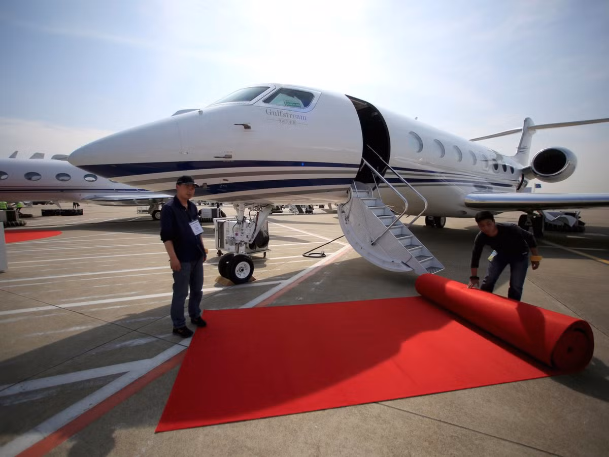 Gulfstream G650ER (66,5 triệu USD) là mẫu máy bay sang trọng nhất của Gulfstream có tầm hoạt động lên tới hơn 12.000 km.