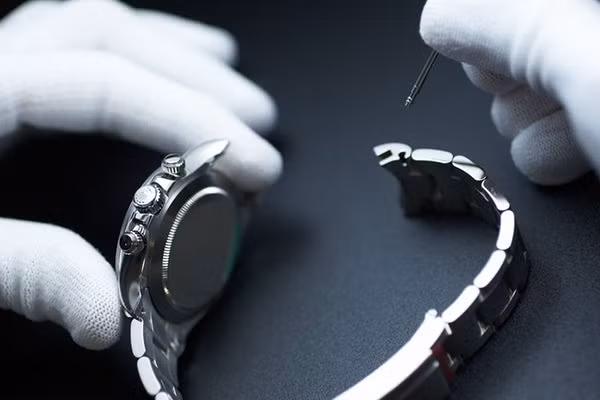 Các bộ máy cơ khí của đồng hồ Rolex sang trọng đều được lắp ráp thủ công dưới sự hỗ trợ của máy móc.