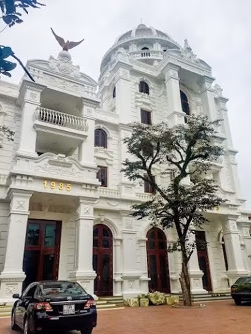 Mặt trước tòa lâu đài, trên đỉnh có hình đại bàng tung cánh. Ảnh: Vietnamnet.