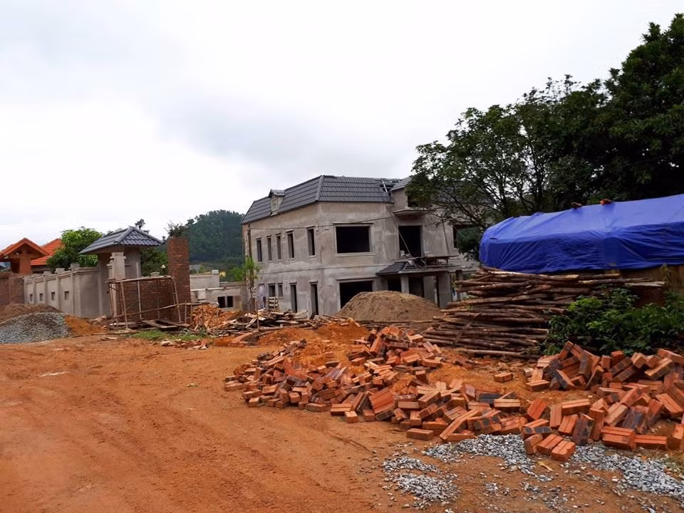 Mới đây, UBND TP. Hà Nội có văn bản gửi Thanh tra thành phố và các sở ngành liên quan yêu cầu thanh tra toàn diện việc quản lý, sử dụng đất rừng và trật tự xây dựng tại xã Minh Phú và xã Minh Trí (huyện Sóc Sơn). Ảnh: Lao động.