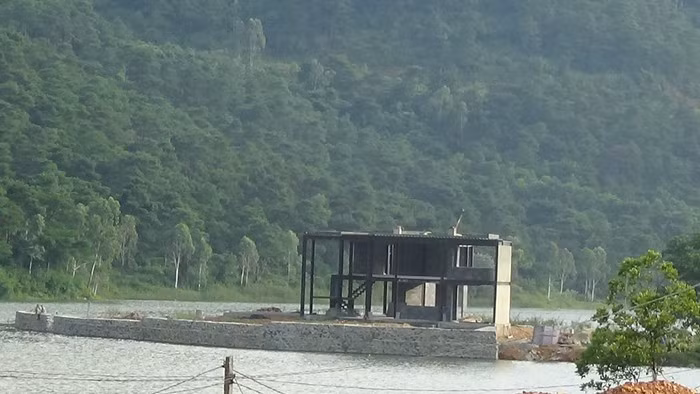 Một công trình kiên cố giữa hồ Đồng Đò đang gấp rút hoàn thiện. Ảnh: Công lý.