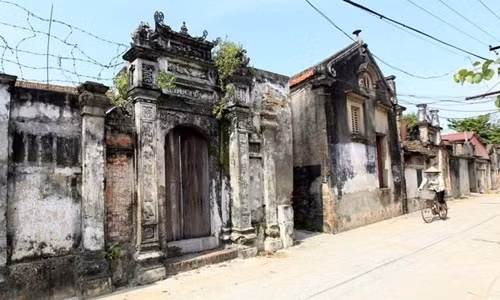 Làng Cựu (xã Vân Từ, huyện Phú Xuyên, Hà Nội) được nhiều người biết đến với cái tên "làng Tây". Bởi, trong làng có nhiều ngôi biệt thự xây theo kiến trúc Pháp cổ xưa. Ảnh: Travel.