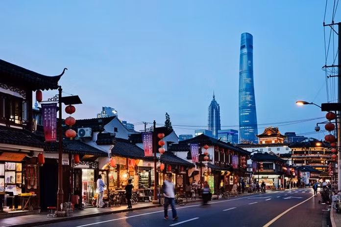 Cao 632m, 127 tầng, Tháp Thượng Hải là tòa nhà cao nhất ở Trung Quốc và tòa nhà cao thứ hai trên thế giới. Dự án bắt đầu khởi công từ năm 2008 và hiện đã mở cửa tại Lujiazui – khu tài chính nhộn nhịp của thành phố.