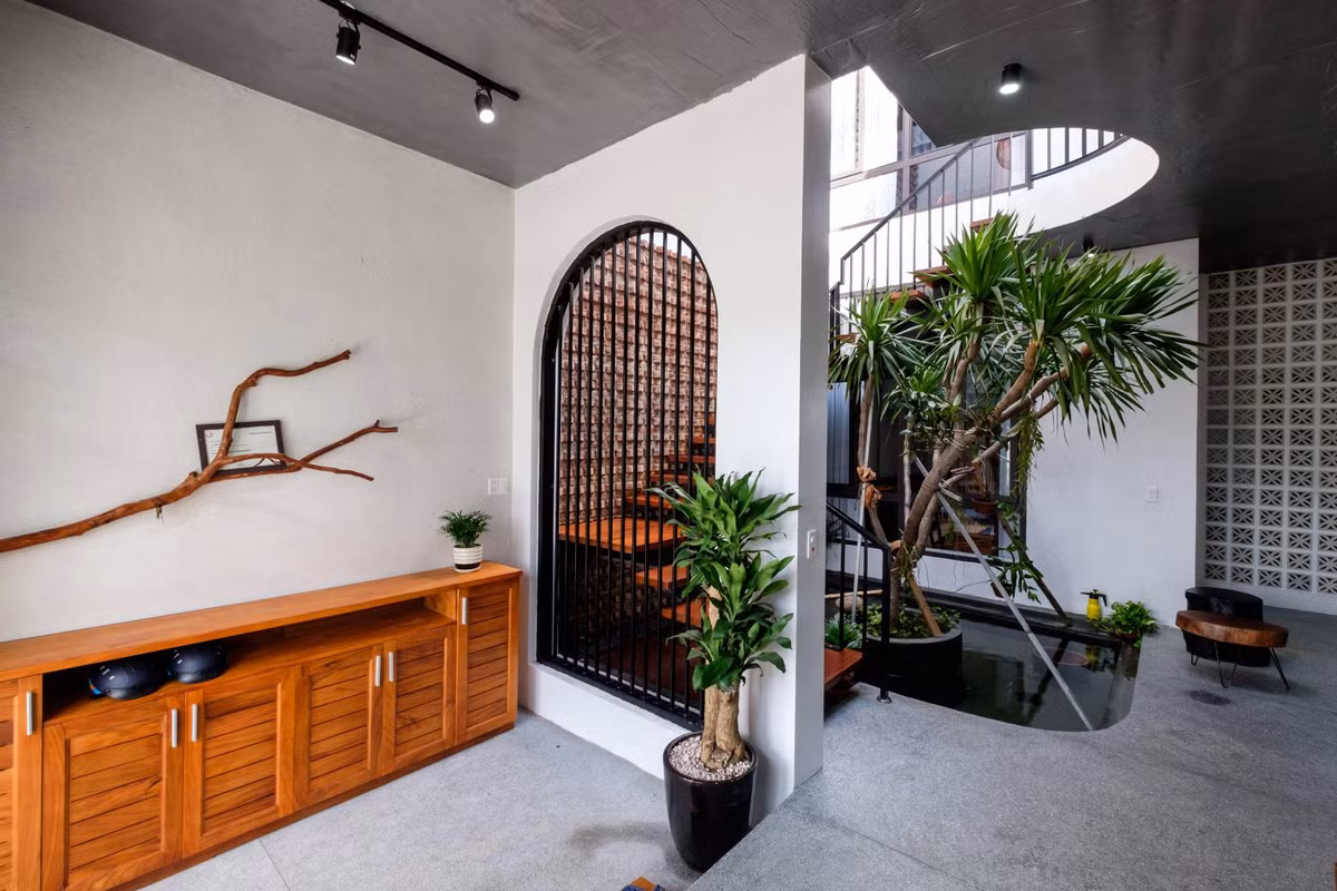 PH House hướng tới vẻ đẹp tự nhiên bằng việc sử dụng vật liệu như gỗ, thép, bê tông, gạch, đá...