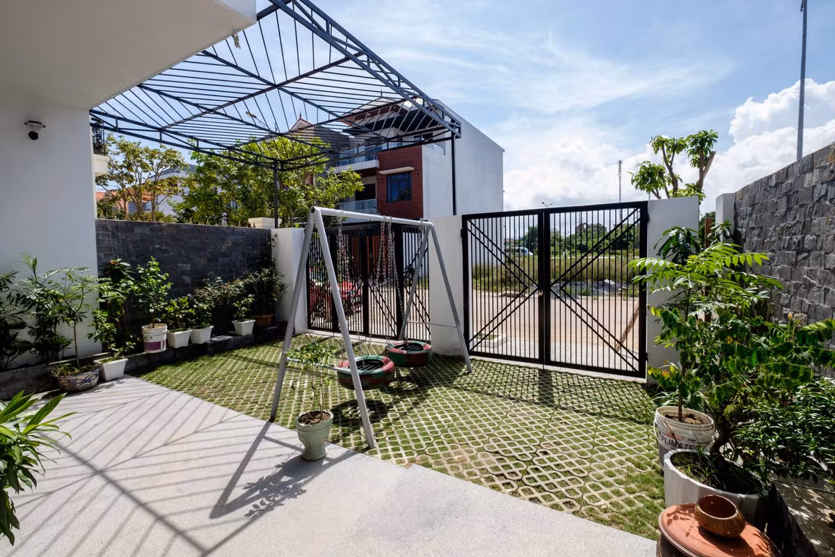 Lối vào nhà ngập nắng.