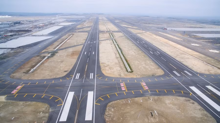 Số lượng thép phục vụ thi công sân bay khoảng 640.000 tấn, tương đương với 80 tháp Eiffel ở Pháp.