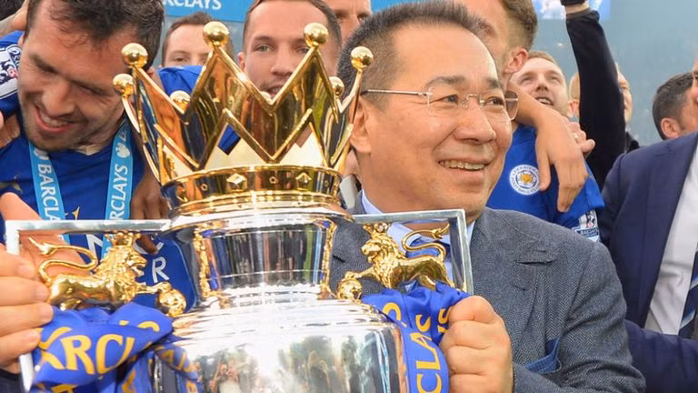 Trong 4 năm đầu tiên tại vị, tỷ phú Vichai Srivaddhanaprabha đã cho Leicester vay 100 triệu bảng Anh (khoảng 128 triệu USD). Ảnh: Sky Sports.