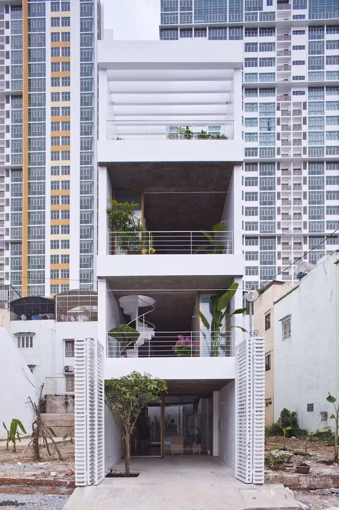Được xây dựng trên lô đất rộng 4m, dài 21m, Anh House là ví dụ điển hình cho kiểu nhà ống có được không gian mở, đầy ánh sáng tự nhiên ở Việt Nam.