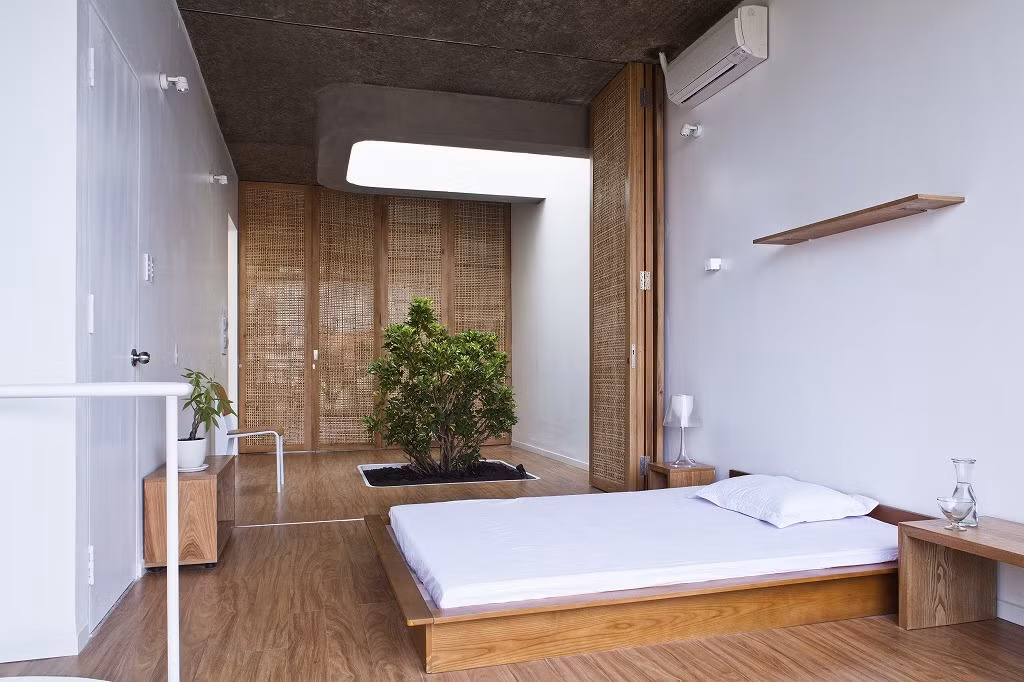 Vách ngăn di động bằng tre bố trí ở khắp nơi trong nhà.